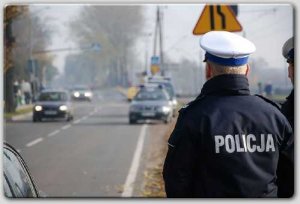 policjant czuwa nad płynnością ruchu