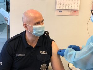 policjant szczepiony przez pielęgniarkę