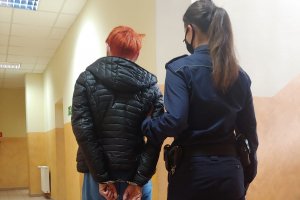 policjantka stoi z zatrzymaną kobietą