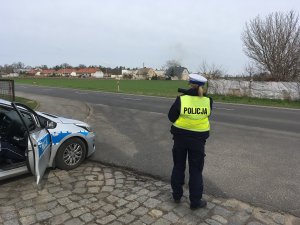 policjantka mierzy prędkość urządzeniem