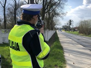 policjant kontroluje prędkość nadjeżdżającego auta