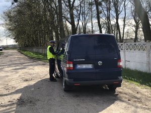 policjant kontroluje busa koloru ciemnego