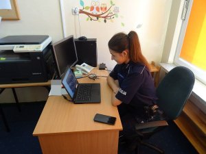 policjantka prowadzi lekcje online dla uczniów
