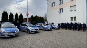 policjanci oddają honor zmarłemu