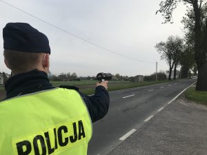 policjant mierzy prędkość urządzeniem