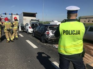 policjant ruchu drogowego wykonujący czynności na miejscu zdarzenia