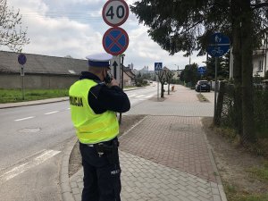 policjant sprawdza prędkość nadjeżdżającego auta