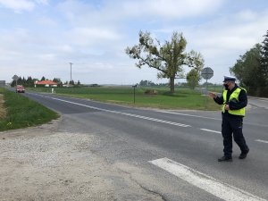 policjant zatrzymuje auto osobowe