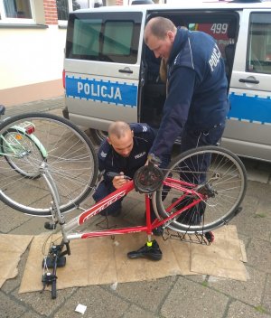 Policjanci znakują rower podczas festynu