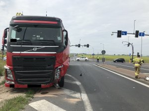 pojazd ciężarowy uczestniczący w wypadku koloru czerwono czarnego