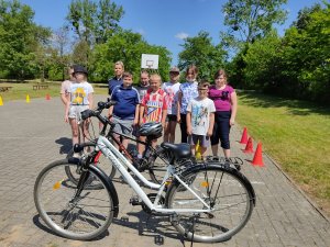 pamiątkowe zdjęcie dzieci zdających egzamin na kartę rowerową z dzielnicową