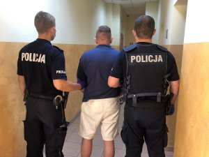 policjanci prowadzą podejrzanego