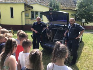 dzieci rozmawiają z przewodnikami psów służbowych