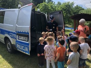 policjant pokazuje dzieciom radiowóz