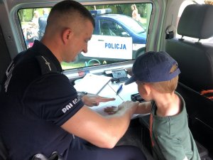 policjant odbija dziecku na pamiątkę odcisk dłoni