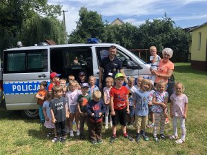 pamiątkowe zdjęcie policjanta z dziećmi