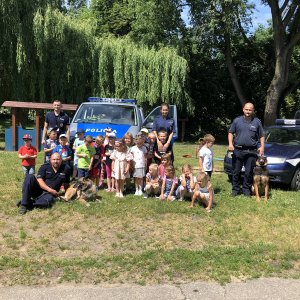 pamiątkowe zdjęcie przedszkolaków z policjantami