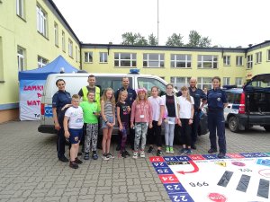 pamiątkowe zdjęcie uczestników festynu z policjantami