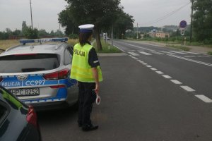 policjantka obserwuje ruch pojazdów