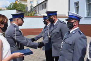 przełożony składa gratulacje awansowanemu policjantowi