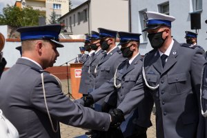 przełożony gratuluje awansu policjantowi