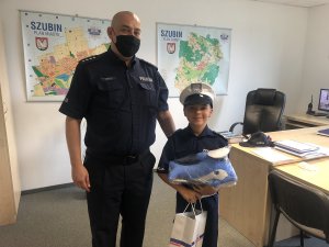 pamiątkowe zdjęcie chłopca i policjanta