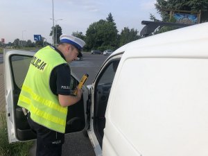 policjant sprawdza trzeźwość kierowcy