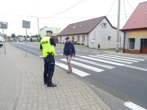 Policjanci podczas działań ,,Bezpieczny Pieszy&quot;