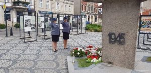 policjantki oddają honor przed pomnikiem