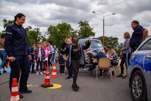 dziewczyna nadzorowana przez policjantkę pokonuje w goglach tor przeszkód