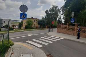 policjant sprawdza infrastrukturę drogową w rejonie przedszkola