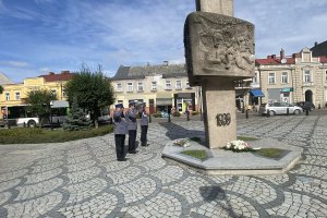 delegacja policjantów oddaje honor pod pomnikiem