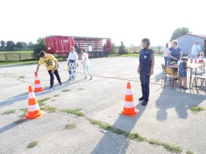 mężczyzna z założonymi alkogoglami pokonuje tor przeszkód