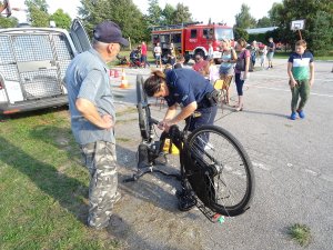 policjantka znakuje rower