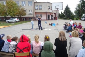 policjantka uczy dziewczynę zasad ruchu pieszych