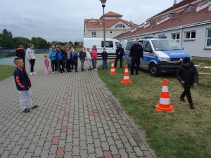 chłopiec pokonuje tor przeszkód w alkogoglach