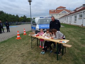 policjant z dziećmi