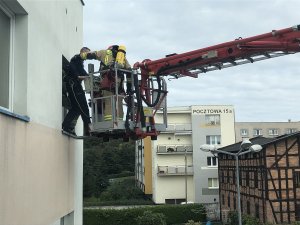 policjant ewakuowany przez okno budynku