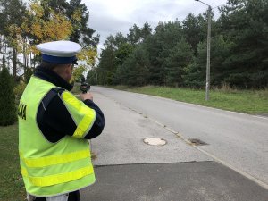 policjant mierzy prędkość urządzeniem