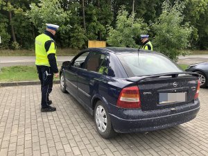 policjanci kontrolują auto osobowe