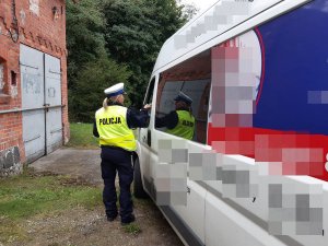 policjantka sprawdza trzeźwość kierowcy dostawczego busa