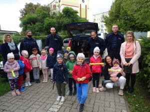 pamiątkowe zdjęcie dzieci z policjantami