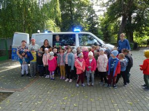 pamiątkowe zdjęcie policjantki z dziećmi