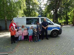 pamiątkowe zdjęcie policjanta z dziećmi