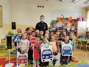 pamiątkowe zdjęcie policjanta z dziećmi