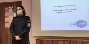 policjantka prowadzi prelekcję