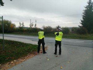 policjanci drogówki obserwują ruch pojazdów