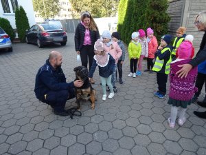 dzieci czekają na spotkanie z przewodnikiem i psem