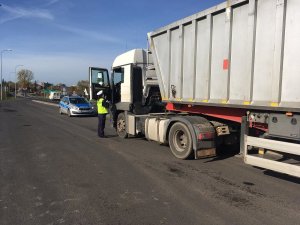 policjantka kontroluje zestaw pojazdów