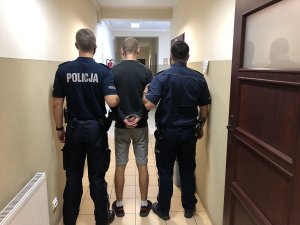 zatrzymany w asyście policjantów